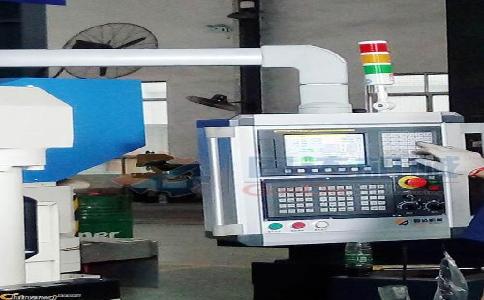 三軸立(li)式加工中(zhong)心的介紹(shao)與推薦